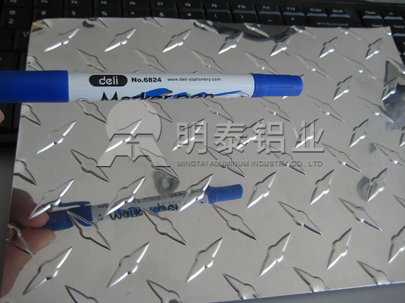 3003-H22花紋鋁板_工具箱用指針型花紋鋁板多少錢一噸？